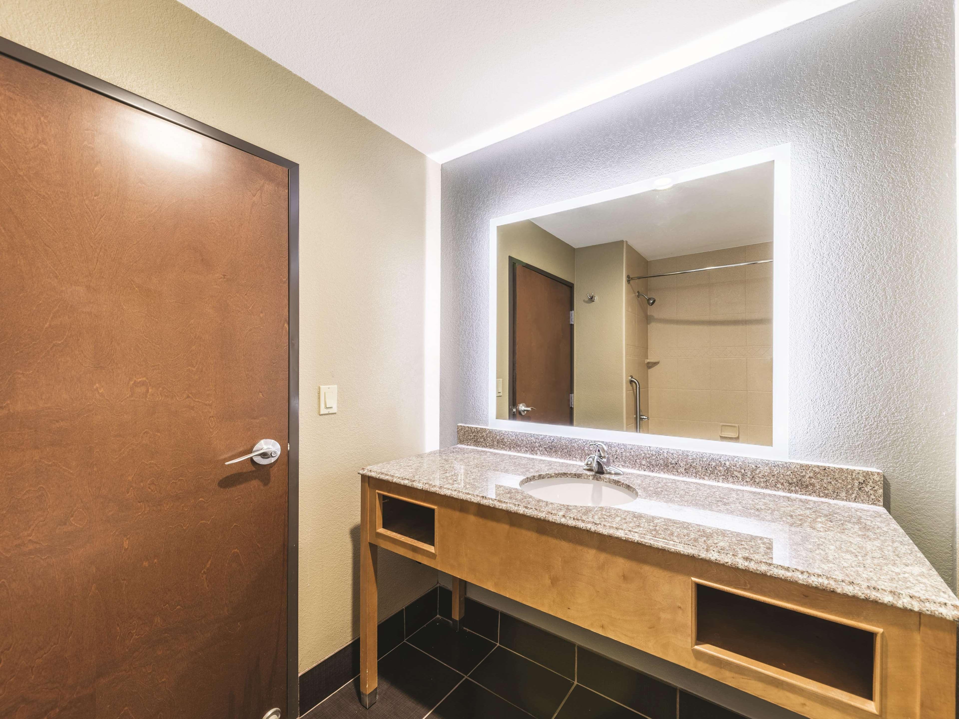 Hotel La Quinta By Wyndham Tulsa - 3*