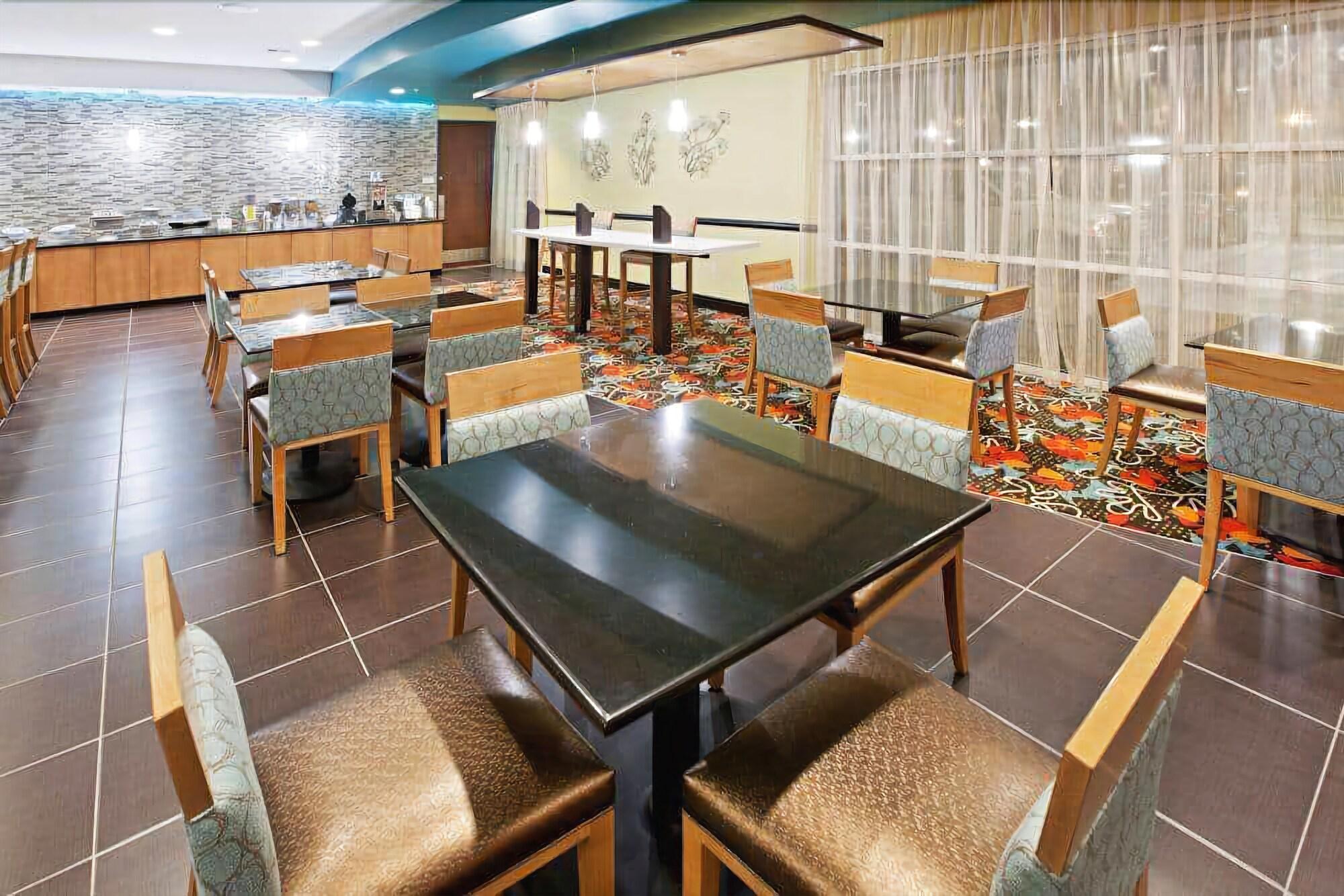 La Quinta By Wyndham Tulsa -