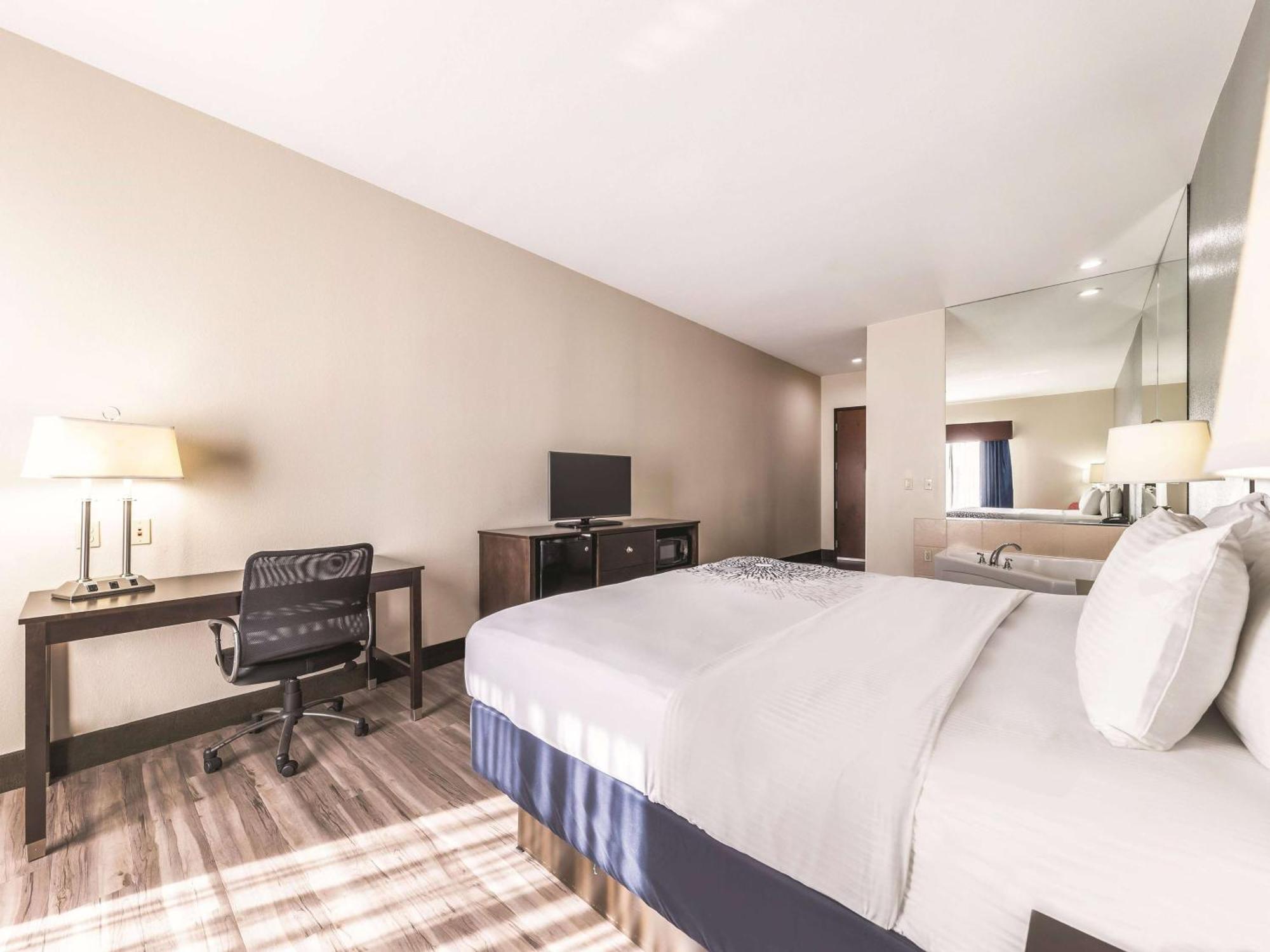 Hotel La Quinta By Wyndham Tulsa - 3*