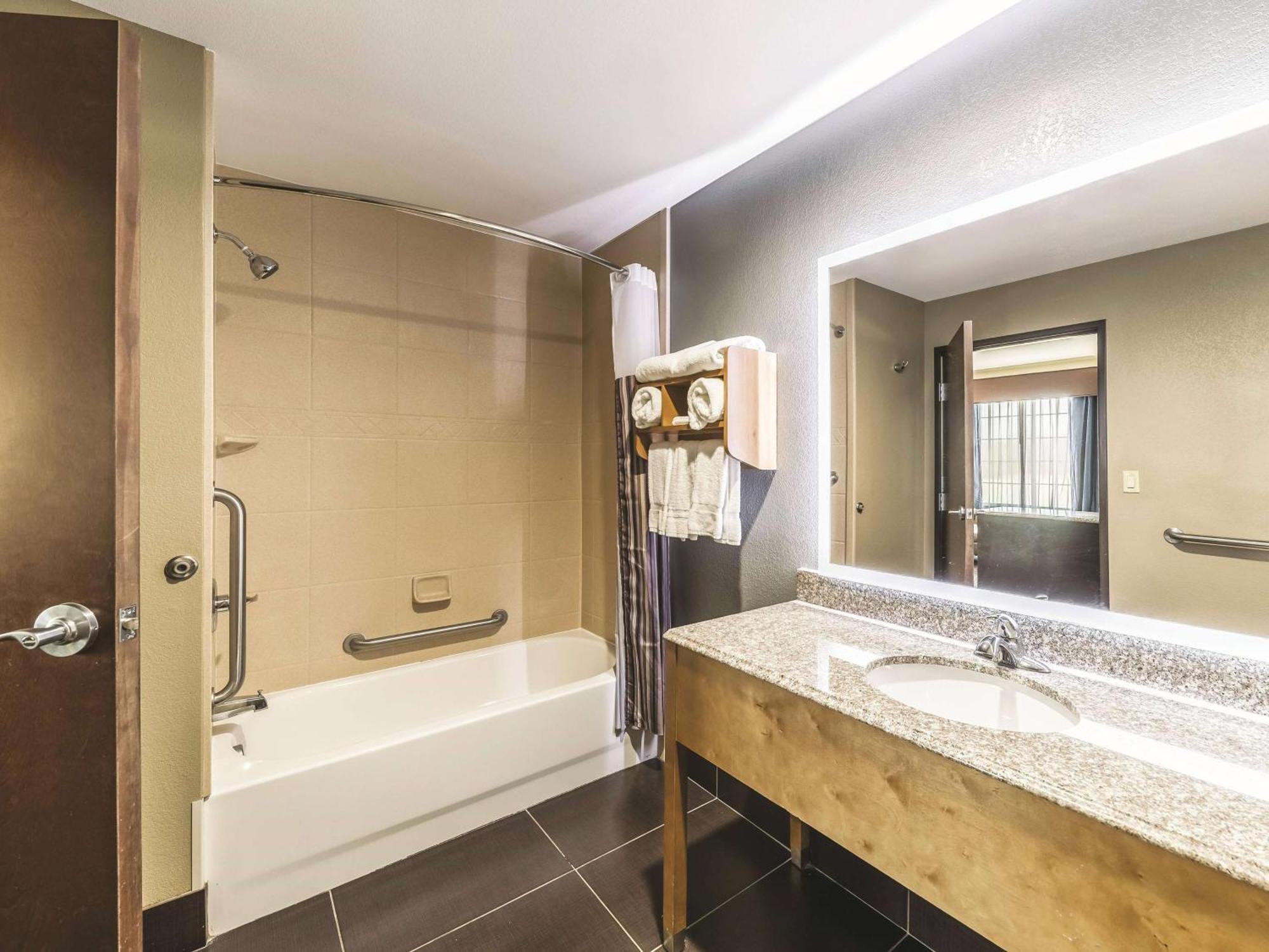 Hotel La Quinta By Wyndham Tulsa - 3*