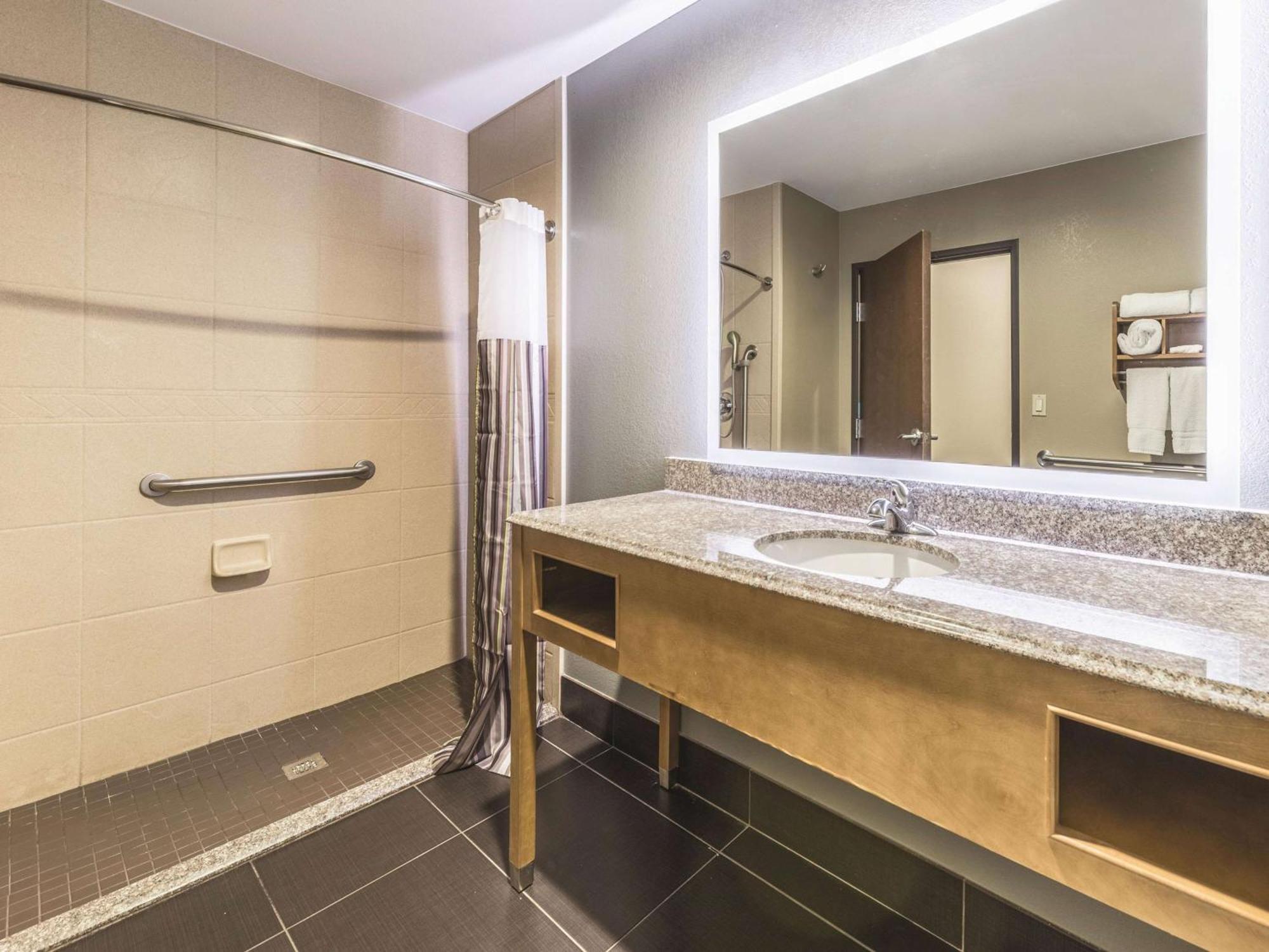 La Quinta By Wyndham Tulsa - 3*